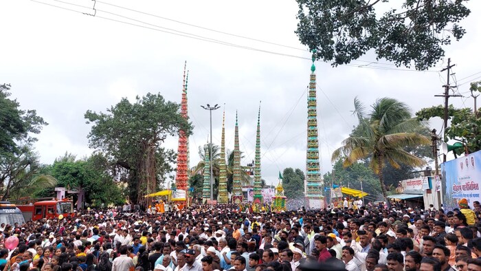 महान भारत देश आपला घुमऊ जय जय कार, प्यारा प्यारा हमारा देश प्यारा, अब एकीका कर दो पुकारा, हिंदू-मुस्लिम साथ रहेंगे, एकीसे सागर पार करेंगे, या ऐक्याच्या तसेच देशभक्तीपर गीतांनी आणि संदेशानी परिसर दुमदुमून गेला.