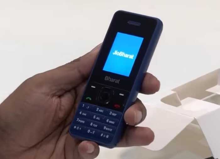Reliance Jio ने 4G फोन 'Jio Bharat V2' लॉन्च केला आहे. 'Jio Bharat V2' अतिशय वाजवी दरात उपलब्ध होईल. त्याची किंमत 999 रुपये ठेवण्यात आली आहे. 