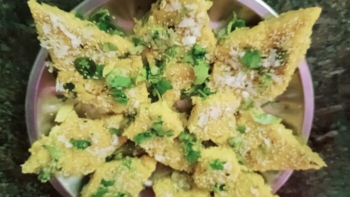 पावसाळ्याचे दिवस सुरू झाले आहेत. अशावेळी काहीतरी झणझणीत चमचमीत खाण्याची अनेकांची इच्छा असते. त्यात विदर्भातील मंडळी म्हटलं की मराठा पाटवडी आलीच. अगदी कमी साहित्यामध्ये आणि कमी वेळेत तयार होते. 