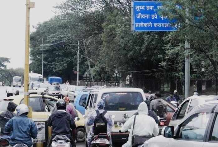 गेल्या काही दिवसांपासून सुरु असलेल्या पावसामुळे  तारंबळ उडालीय. आज (मंगळवार) 25 जुलै रोजी पुणेकरांना सकाळीच ट्रॅफिक जामचा सामना करावा लागला.