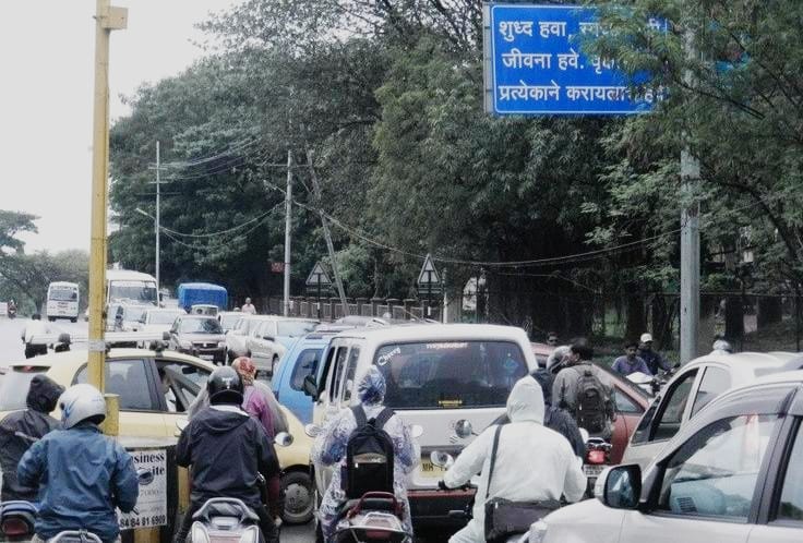 गेल्या काही दिवसांपासून सुरु असलेल्या पावसामुळे <a href="https://lokmat.news18.com/maharashtra/pune/" target="_blank">पुणेकरांची</a> तारंबळ उडालीय. आज (मंगळवार) 25 जुलै रोजी पुणेकरांना सकाळीच ट्रॅफिक जामचा सामना करावा लागला.