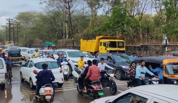 या वाहतूक कोंडीमुळे त्रस्त झालेले पुणेकर PMPML मधून खाली उतरुन पायी चालत निघाले.