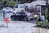 ट्रकनं उडवलं तरीही महिला वाचली, पुण्यातील अपघाताचा थरारक video