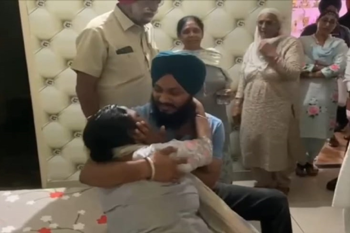 दूर गेलेल्या आपल्या आईला जगजीत सिंह यांनी 35 वर्षांनंतर आता डोळे भरून पाहिलं.