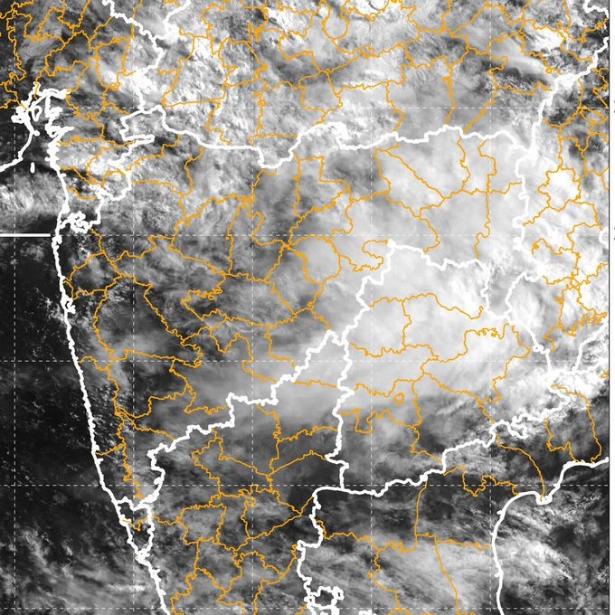 राज्यात ऊन पावसाचा खेळ सुरू आहे. मुंबईत ऊन आणि पावसाचा लपाछपीचा खेळ चालू आहे. तर उपनगरांमध्ये मध्ये मध्ये पावसाच्या जोरदार सरी येत आहेत. 