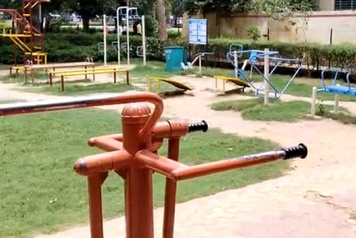 हा व्हिडिओ पाहून अनेकांनी या जिममध्ये भुताटकी असल्याचा संशय व्यक्त केला. रात्री जिममध्ये भूत येऊन व्यायाम करतात, असंही अनेकांनी म्हटलं.