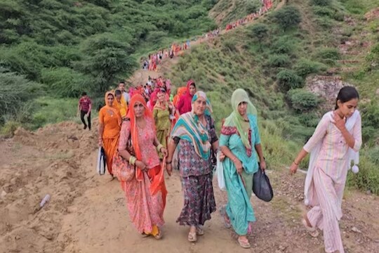 शहर प्रदक्षिणा करत नागरिकांनी 12 तासांत 15 किलोमीटरचं अंतर पार केलं.