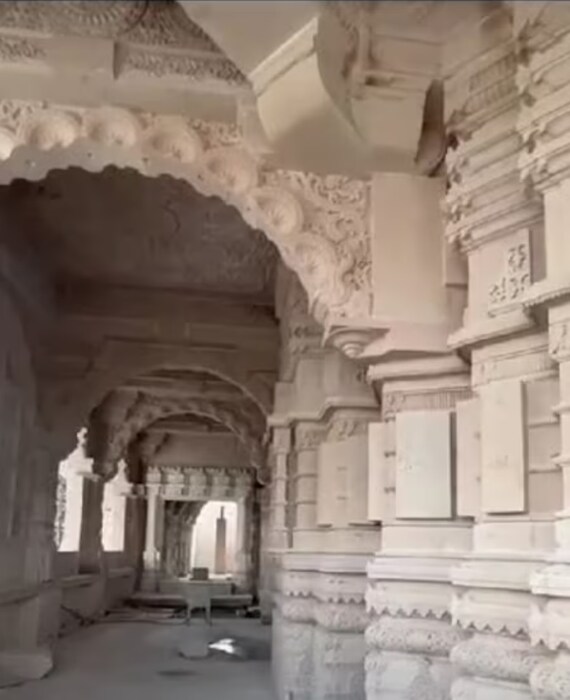 हा आहे 'परिक्रमा पथ'. राम मंदिरातील गाभाऱ्याच्या चारही बाजूंना एक मार्ग तयार करण्यात आला आहे. याद्वारे भक्त श्रीरामांचं परिक्रमण करू शकतील. म्हणूनच या मार्गाला परिक्रमा पथ असं नाव दिलंय.