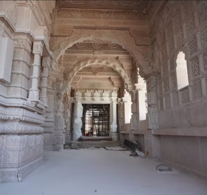 राम मंदिराच्या गाभाऱ्यात जाण्यासाठी तीन मार्ग असतील. त्यापैकीच हा एक मार्ग. दगडांनी उभारलेल्या या मार्गावर अतिशय सुरेख असं नक्षीकाम करण्यात आलं आहे.