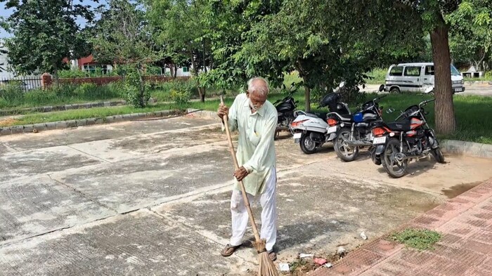 अनेकजणांना घर स्वच्छ ठेवायलादेखील कंटाळा येतो. परिसरही क्वचितच लोक जबाबदारीने स्वच्छ ठेवतात. अशात रामचंद्र स्वामी यांनी देश स्वच्छ ठेवण्याचा निर्णय घेणं, ही खरोखर कौतुकास्पद बाब आहे.