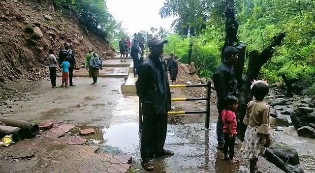  यंदाच्या पावसाळ्यात हा राऊतवाडी धबधबा प्रवाहित झाल्याने मोठ्या प्रमाणावर पर्यटक राऊतवाडीला भेट देत आहेत. तर दरवर्षी मोफत पाहता येणाऱ्या या धबधब्याच्या ठिकाणी पर्यटकांना यंदा तिकीट आकारणी केली जाणार आहे.