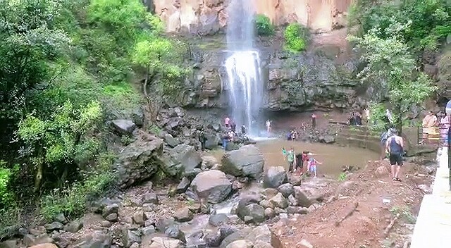 हा धबधबा कोल्हापूर शहरापासून 55 किलोमीटर, तर राधानगरीमधून फक्त 6.5 किलोमीटर अंतरावर आहे. जवळपास दीडशे फूट उंचीवरून पडणारे जलप्रपात पाहून मन थक्क होऊन जाते.