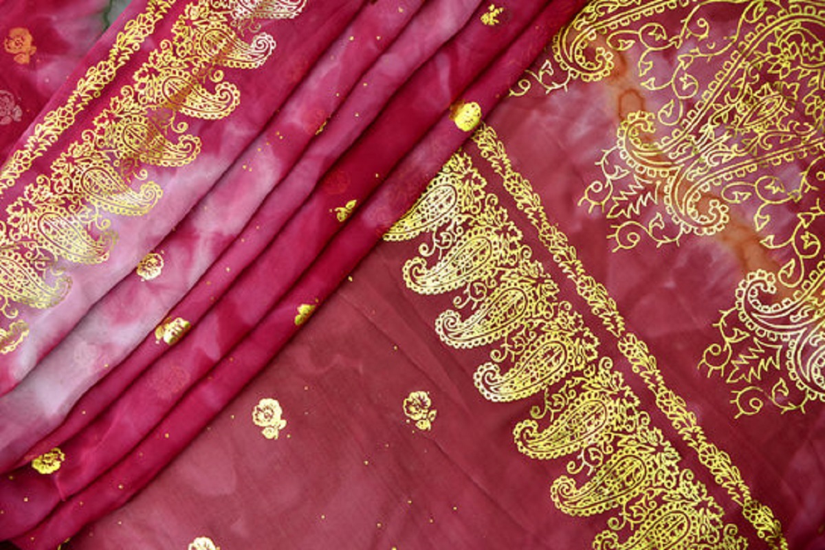 काहीही असलं तरी 'या' साडीचं सौंदर्य अक्षरश: डोळे दिपवणारं आहे, हे नाकारता येणार नाही.