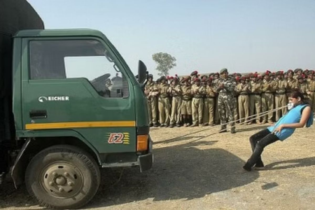 दातांनी ओढलं विमान अन् जहाज