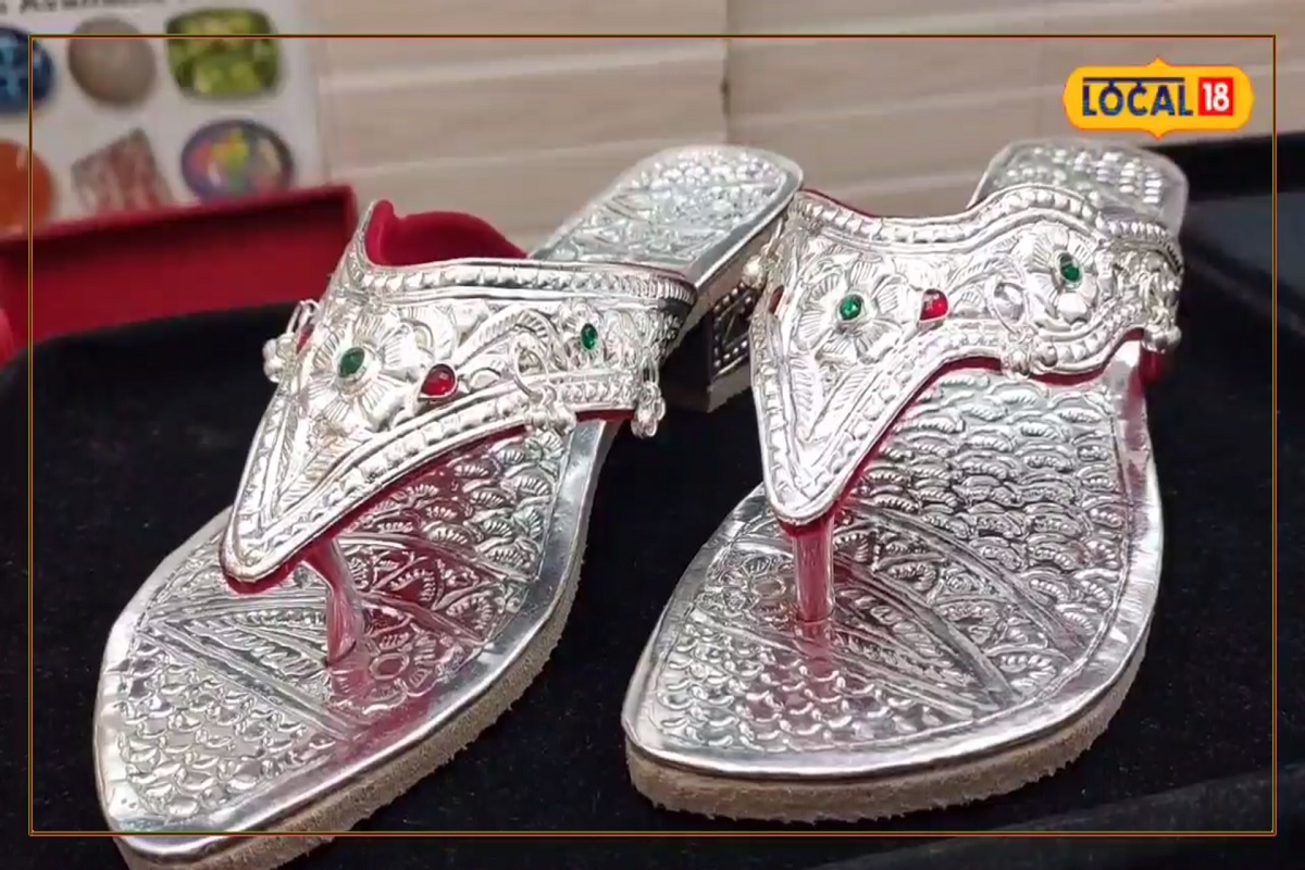 तब्बल 25 हजार रुपयांची ही चप्पल आहे.