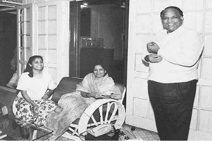 वडील शरद पवार आणि आई प्रतिभा पवार यांच्यापोटी 30 जून 1969 रोजी सुप्रिया सुळेंचा पुण्यात जन्म झाला. वडिलांची राजकीय कारकीर्द पाहत पुण्यातच त्या लहानाच्या मोठ्या झाल्या.