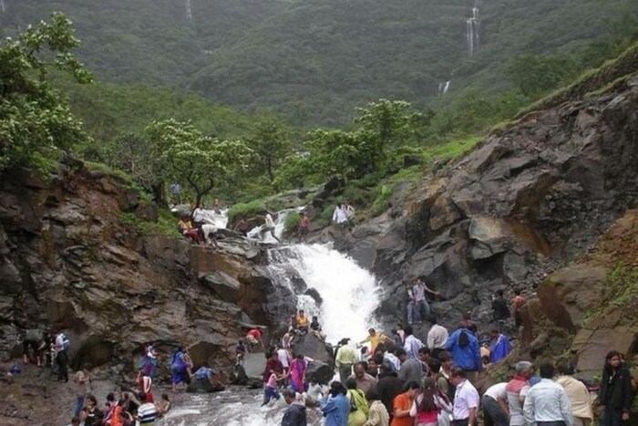 ताम्हिणी घाट धबधबा : सर्वात सुंदर रोड ट्रिपपैकी एक म्हणजे पुण्याजवळील ताम्हिणी घाट धबधबा. धबधब्याकडे जाणारी संपूर्ण वाट अप्रतिम आणि सुंदर आहे. डोंगरांच्या हिरवाईने आणि संपूर्ण क्षेत्र व्यापलेले घनदाट जंगल याचा अनुभव पर्यटकांना घेता येईल. मुळशी तलावावर हे नावाजलेले धबधबे असल्याने हा सगळा परिसर निसर्ग सुंदरता जिवंत झालेला दिसतो. पुण्यापासून या धबधब्याचे अंतर 93 किलोमीटर आहे. 