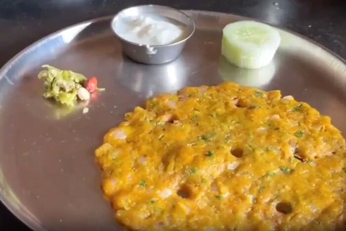 सध्याचा काळ हा फास्टफूडचा मानला जातो. अनेकजण नाश्त्यातही तेचतेच पदार्थ खाऊन कंटाळलेले असतात. त्यांच्यासाठी अस्सल गावरान आणि पारंपरिक असणारे थालीपीठ एक चांगला पर्याय आहे. स्वादिष्ट आणि बनवायला सोपी असणारी थालीपीठाची रेसिपी आपण घरात सहज बनवू शकतो. लहान मुलांपासून वृद्धांपर्यंत सर्वांसाठी हा पदार्थ पोषक आहे.