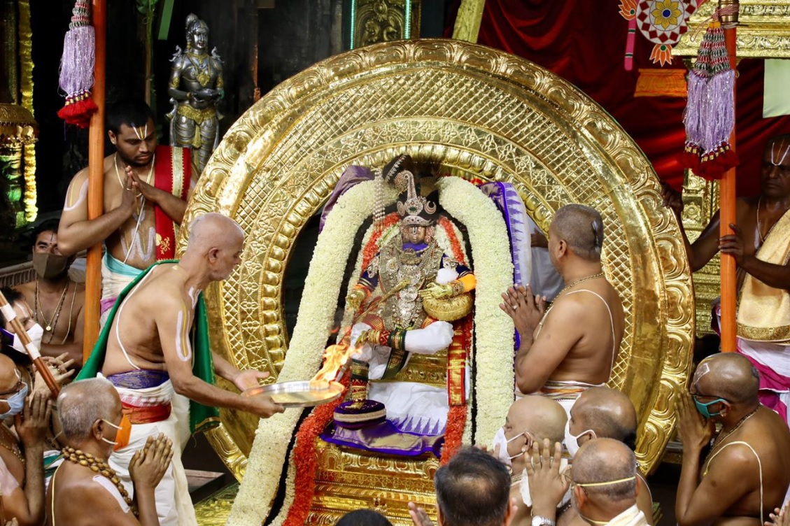 आंध्र प्रदेशातल्या तिरुमला पर्वतावर असलेल्या भगवान श्री व्यंकटेश्वर स्वामींच्या नावे वेगवेगळ्या बँकांमध्ये तब्बल 17 हजार कोटी रुपयांच्या ठेवी आहेत, अशी माहिती तिरुमला तिरुपती देवस्थानाने नुकतीच जाहीर केली आहे. अलीकडेच पार पडलेल्या आंतरराष्ट्रीय मंदिर परिषदेत तिरुमला तिरुपती देवस्थानचे कार्यकारी अधिकारी ए. व्ही. धर्मा रेड्डी यांनी एका पॉवर पॉइंट प्रेझेंटेशनद्वारे भगवान बालाजीच्या मंदिराशी निगडित विविध प्रकारची आकडेवारी सादर केली. त्यानुसार, तिरुमला पर्वतावरच्या या मुख्य देवतेच्या संपत्तीत 1.2 टन वजनाचे सोन्याचे दागिने आणि 10 टन चांदीचा समावेश आहे. सुमारे 11 टन सोनं बँकांमध्ये ठेवलेलं आहे.