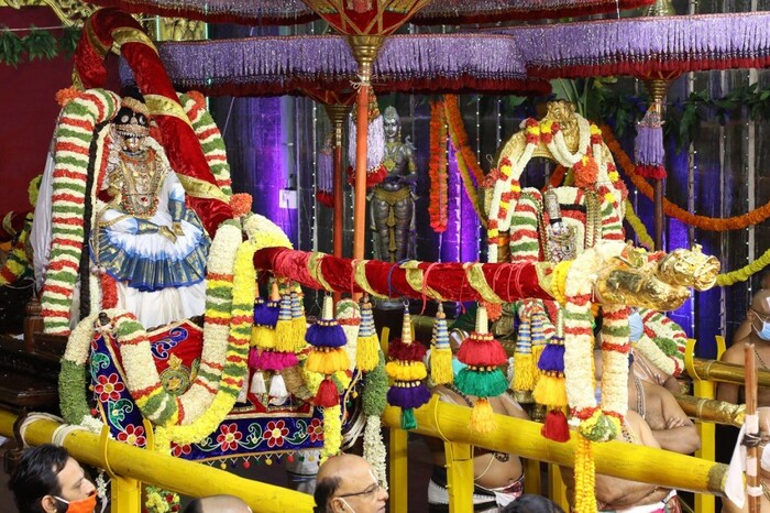 2009-10 या काळात दररोज सुमारे 50 हजार भाविक या तीर्थक्षेत्राला भेट देत होते. आजच्या घडीला ही संख्या दररोज सुमारे लाखभरापर्यंत गेली आहे. साहजिकच मंदिराच्या उत्पन्नातही त्याच प्रमाणात वाढ झाली आहे. भाविकांनी दान केलेले आपल्या डोक्यावरचे केस, वेगवेगळ्या प्रकारच्या सेवा, दर्शनासाठी विक्री केली जाणारी तिकिटं, प्रसादाच्या लाडूंची विक्री, भाविकांच्या वास्तव्यासाठी खोल्या उपलब्ध करणं आणि भाविकांनी केलेलं दान अशा विविध मार्गांनी देवस्थानाच्या उत्पन्नात भर पडत असते.