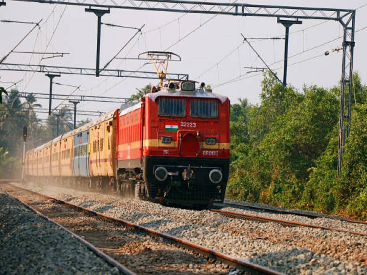 रेल्वे मंत्रालयाने अनुभूती आणि विस्टाडोम डब्यांसह एसी सीटिंग सुविधा असलेल्या सर्व ट्रेनच्या एसी चेअर कार आणि एक्झिक्युटिव्ह क्लासमध्ये सवलत योजना सुरू केली आहे. 