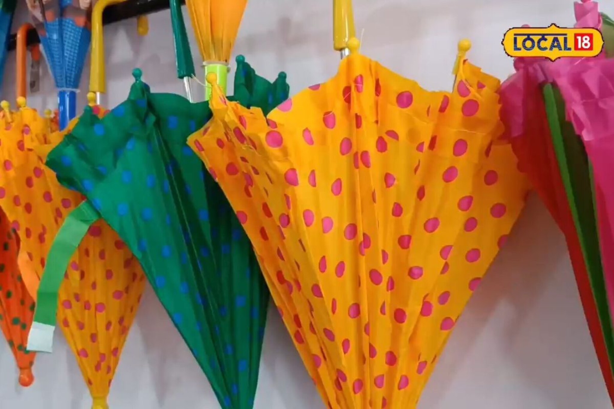 रंग बदलणारी, उलट उघडणारी छत्री पाहिलीत का? यंदा काय आहे छत्री बाजारचा ट्रेंड