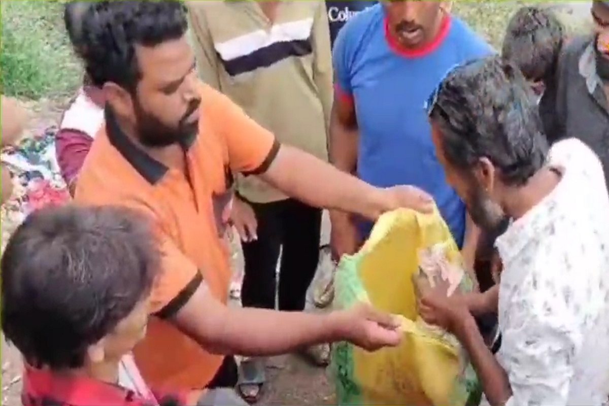 अवैध मासेमारी करणाऱ्यांना यावेळी अधिकाऱ्यांनी चांगलंच फटकारलं.