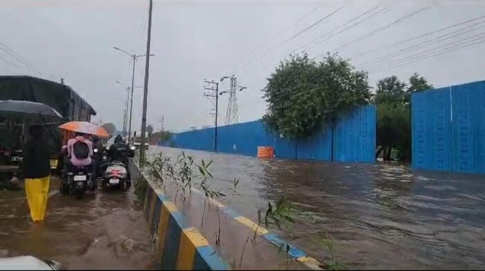 अंबरनाथ शहरातून जाणारा कल्याण बदलापूर राज्य महामार्ग पाण्याखाली गेला आहे. 
