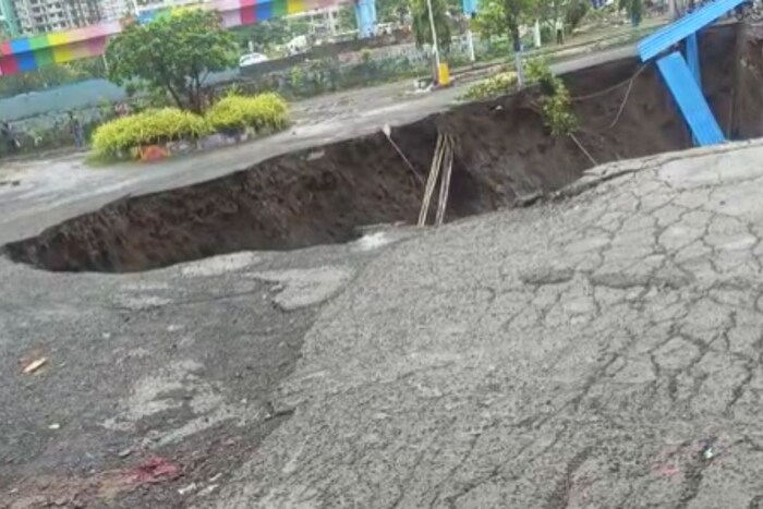 वसंत दादा पाटील इंजिनियर समोरील राहूल नगर येथील एसआरए इमारतीसमोरील रस्ता खचला आहे. 