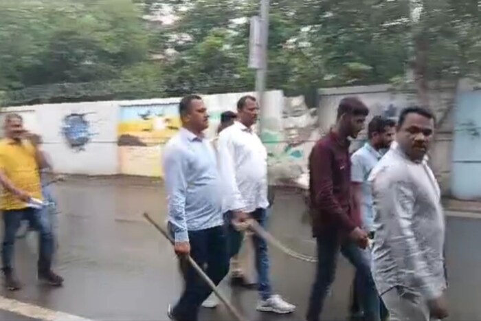 नागरीकांच्या मनातील भीती दूर व्हावी आणि पोलिसांच्या कार्यक्षमतेवर प्रश्नचिन्ह उभा राहू नये म्हणून या आरोपींची परिसरात धिंड काढली.