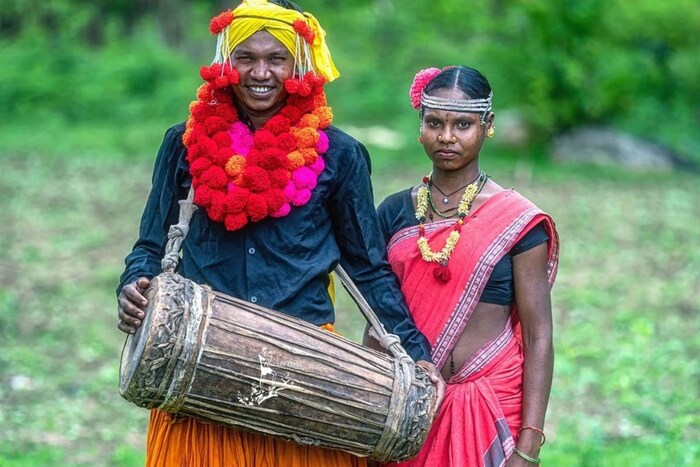 या अनोख्या परंपरेचा सन्मान आणि जतन करण्यासाठी समाजातील सदस्य एकमेकांना प्रोत्साहित करतात. या ठिकाणी मुलाचे वय 10 वर्षांपेक्षा जास्त झाल्यावर त्याचे पालक त्याला घोटूळ येथे पाठवू लागतात. घोटूळ हे तरुण तरुणींना एकत्र वेळ घालवण्यासाठी बनवलेला राहण्याची जागा असते. तो घोटूलला जाऊन वाट्टेल ते करायला मोकळा आहे. तिथे तरुण-तरुणी लग्नाआधीही एकमेकांशी संबंध ठेवू शकतात.