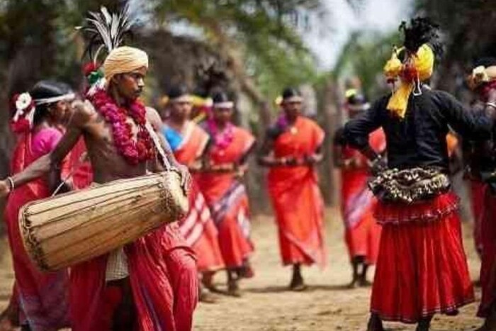येथे मुले आणि मुली कोणत्याही सामाजिक दबावाशिवाय आपला जोडीदार निवडण्यास मोकळे आहेत. ते लग्नापर्यंत कितीही साथीदार बनवू शकतात.