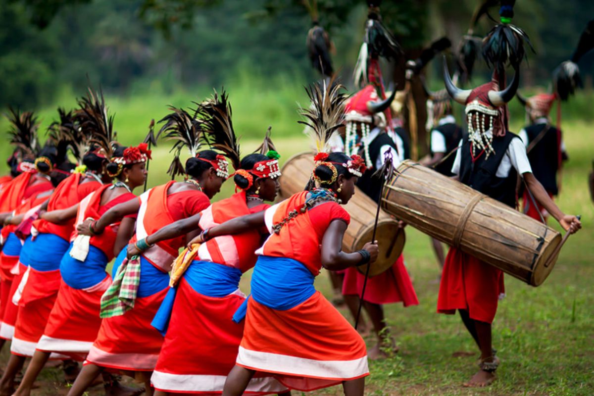 जगात अनेक निरनिराळ्या परंपरा, विधी आहेत. अनेक वर्षांपासून चालत आलेल्या या अनोख्या परंपरा प्रत्येक ठिकाणी वेगवेगळ्या आहेत. भारतात असंही एक गाव आहे जिथे लग्नापूर्वी शारिरीक संबंध ठेवावे लागतात. 