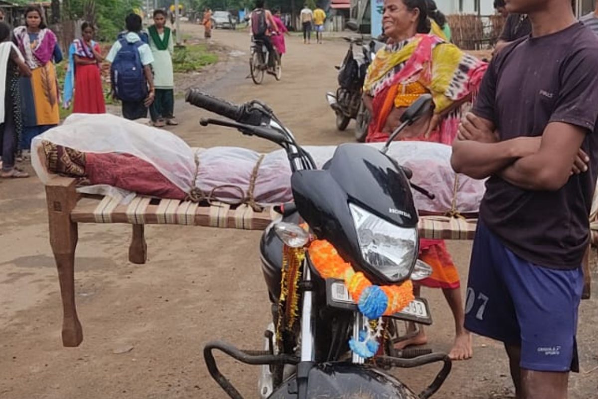 गडचिरोली जिल्ह्यात भामरागड तालुक्यातील अति दुर्गम भागातील तरुणाचा क्षयरोगाने मृत्यु झाला. मात्र गावापर्यंत मृतदेह नेण्यासाठी रुग्णवाहिका मिळाली नाही. 