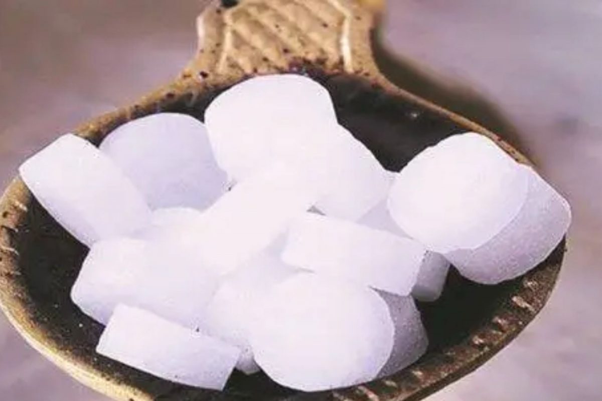 घरातल्या नकारात्मक ऊर्जेमुळे येतात आर्थिक अडचणी, कापुराचा हा उपायही ठरेल प्रभावी