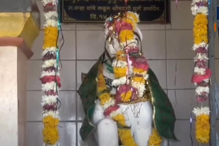 चंद्राची बाबा हे आधी ऋषिमुनी होते. त्यानंतर त्यांना चंद्राची बाबा हे नाव देण्यात आले असल्याची माहिती आहे. अनेक भाविकांचे कुलदैवत असलेले चंद्राजी बाबा यांच्याकडे अनेकांच्या इच्छा पूर्ण झाल्या आहेत.