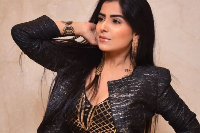 कोरोना काळात एकीकडे लोकांचं जीवन उद्ध्वस्त होत असताना दुसरीकडे अनेकांनी स्वतःचा जीव धोक्यात घालत लोकांना मदत करण्याचा पर्याय निवडला. त्यापैकीच एक म्हणजे अभिनेत्री  शिखा मल्होत्रा. 