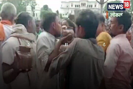 दोघांनी हातातल्या पाण्याने भरलेल्या जड बादल्या आणि तांबे एकमेकांना फेकून मारले.