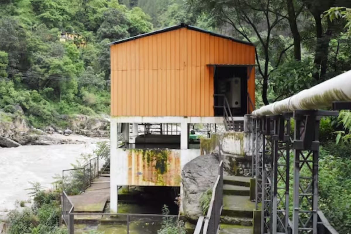 पावसाने असा हाहा:कार माजवलाय की विविध ठिकाणच्या नागरिकांना आपले जीव गमवावे लागले आहेत.