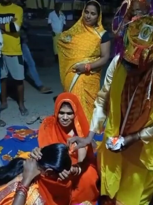 'मला हे लग्न नाही करायचंय. लग्न झालं तर मी मरून जाईन', असं ती जिवाच्या आकांताने ओरडून ओरडून सांगत होती...पण तिचं कोणीच काही ऐकून घेतलं नाही. नातेवाईकांनी हात पकडले, मान आवळली, तिचा दम घोटून भांगात कुंकू भरण्याचा विधी पार पडला.