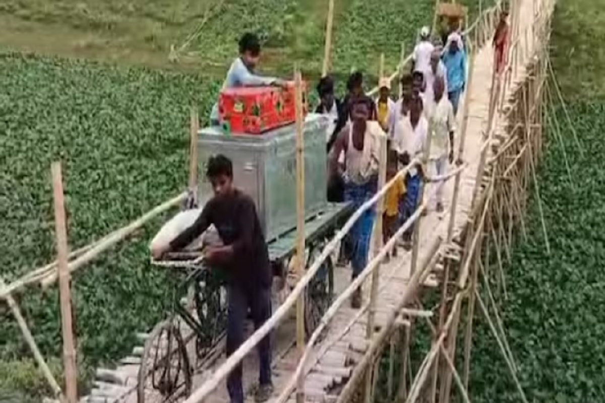 या गावात होणाऱ्या प्रत्येक लग्नाची हीच तऱ्हा असते.