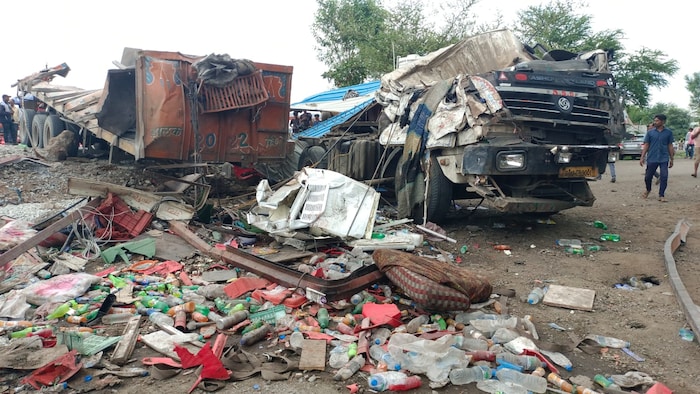  मध्यप्रदेश आणि महाराष्ट्र राज्याच्या सीमेवरती झालेल्या पळासनेर जवळच्या अपघातात 9 जणांचा मृत्यू झाला आहे.