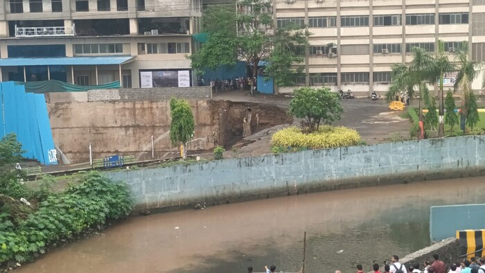 चुनाभट्टीमध्ये जमीन खचली आहे.