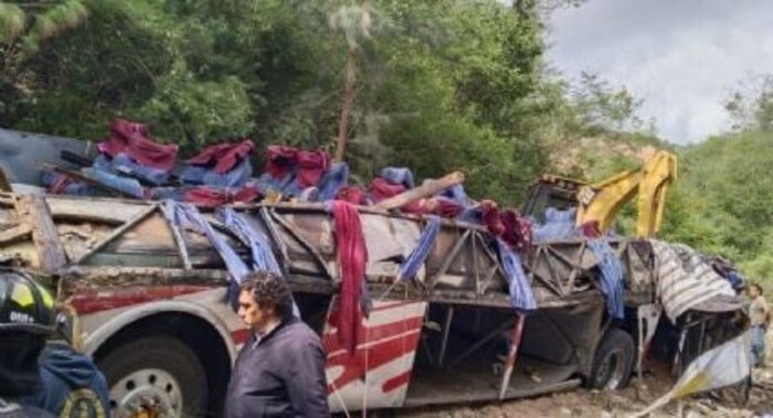 डोंगरी भागाच्या रस्त्यावरुन जाताना बस 40 फूट खोल दरीत कोसळली. या अपघातात 27 जणांचा मृत्यू झाला असून 21 जण गंभीर जखमी आहेत. 