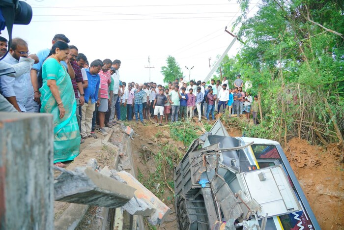 या दुर्घटनेत आतापर्यंत 7 जणांचा मृत्यू झाला असून 15 जखमी आहेत. त्यांना तातडीनं रुग्णालयात उपचारासाठी दाखल करण्यात आलं. 