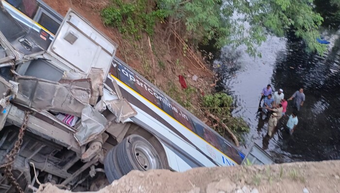 ड्रायव्हरला डुलकी लागल्याने हा अपघात झाला असावा अशी शक्यता व्यक्त केली जात आहे. 