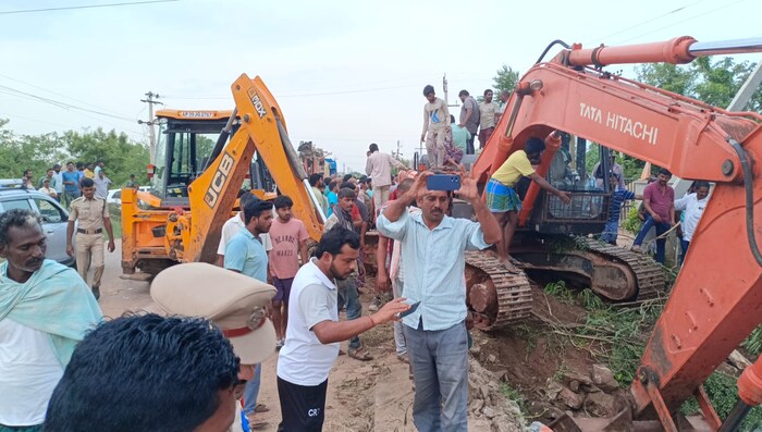 लग्नाचा आनंद क्षणात दु:खात बदलला आणि होत्याचं नव्हतं झालं. या अपघातानं कुटुंबावर शोककळा पसरली आहे. 