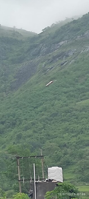 एकाचा मृत्यू झाला आहे. तर 28 प्रवासी असल्याची माहिती मिळाली आहे. या बस अपघातामध्ये पंधरा ते वीस प्रवासी जखमी झाल्याचं सांगण्यात येत आहे.