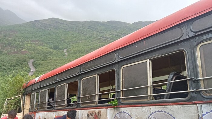  एसटी महामंडळाची बस घाटात कोसळल्याची माहिती मिळाली आहे.