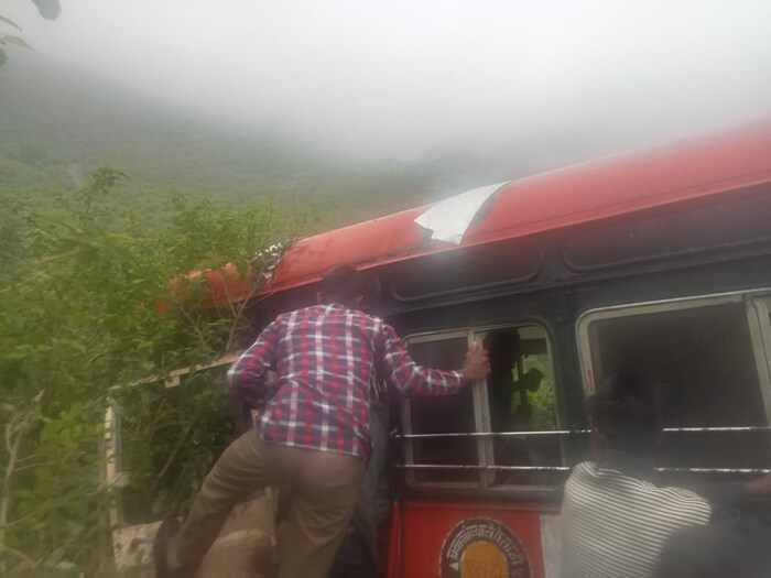 बस घाटात कोसळल्यानंतर स्थानिकांनी ही घटना आपल्या कॅमेऱ्यात कैद केली आहे. 